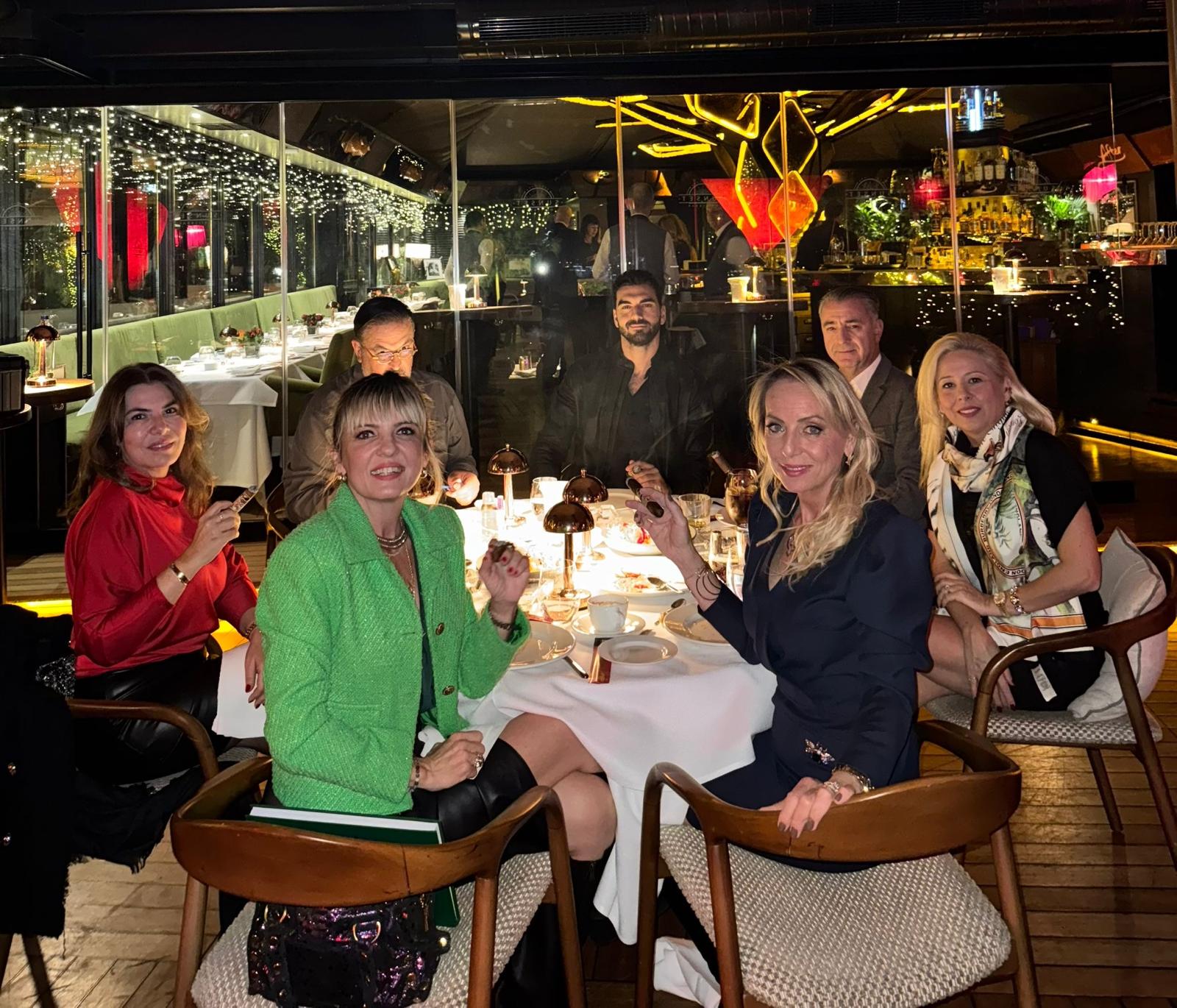 Around a table with friends